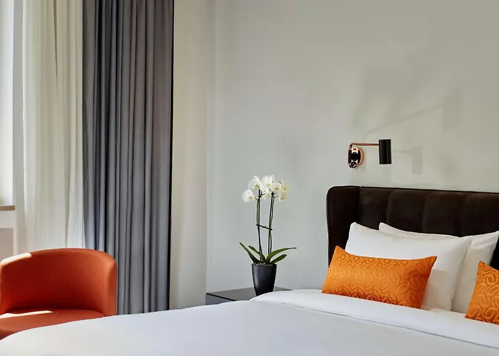 מלון Park Plaza 4*